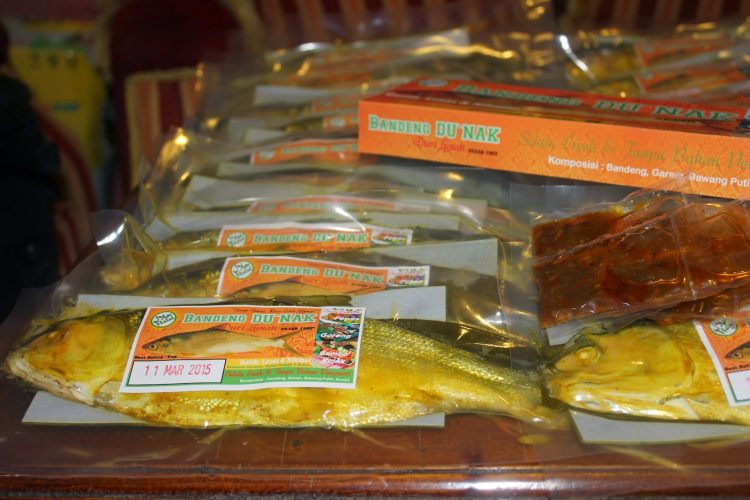 Bandeng Du’nak Semarang, 1. Lumpia Khas Semarang , 2. Tahu Bakso Bu Pudji , 3. Bandeng Du’nak Semarang , 4. Wingko Babat, 5. Roti Ganjel Rel , 6. Mochi/Moaci Gemini Semarang , 7. Lontong Spekkoek Waiki , 8. Tumpi Semarang , 9. Kue Sarang Madu , 10. Roti Brilliant Khas Semarang , 11. Brownies Opium , 12. Torakur Semarang , 13. Kaos Costa Brava Van Java , 14. Batik Semarangan
