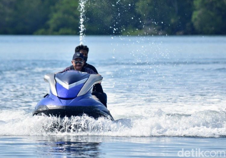 Bermain Jetsky via Detik Travel, Sejarah Singkat, Mengenal Wisata Pantai Pasir Putih, Lokasi Wisata Pantai Pasir Putih, Harga Tiket Masuk, Rute Perjalanan Menuju Wisata Pantai, Fasilitas Pasir Putih Situbondo, Daya Tarik Wisata Pantai Pasir Putih Situbondo, Aktivitas Seru di Wisata Bahari Pasir Putih Situbondo, Hotel di Pantai Pasir Putih Situbondo, Tips Wisata