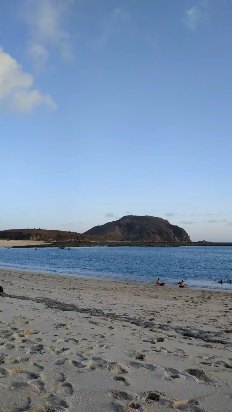 Bermain air di pantai tanjung aan foto by Google maps @elysa daryu, Lokasi Pantai Tanjung Aan, Rute Menuju Pantai Tanjung Aan, Jam Operasional , Tiket Pantai Tanjung Aan, Fasilitas Pantai Tanjung Aan, Pantai Tanjung Aan di Lombok, Batu Payung di Pantai Tanjung Aan Lombok, Berjemur di Pantai Tanjung Aan di Lombok, Daya Tarik Pantai Tanjung Aan, Tips Mengunjungi Pantai Tanjung Aan, Penginapan