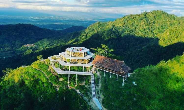 Bukit Menoreh, 1. Kalibiru, 2. Waduk Sermo, 3. Gunung Ijo, 4. Canting Mas Puncak Dipowono, 5. Puncak Suroloyo, 6. Kebun Teh Nglinggo, 7. Bukit Menoreh, 8. Air Terjun Kedung Pedut, 9. Air Terjun Grojogan Sewu, 10. Pantai Glagah