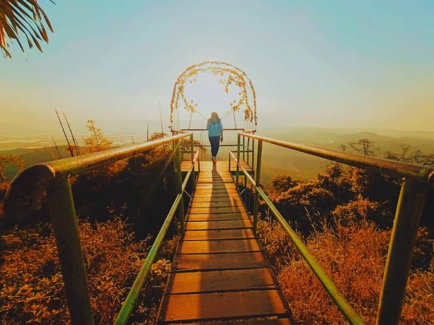 Bukit Rong via IG @_ikerachmawati, 1. Candi Gedong Songo, 2. Lawang Sewu , 3. Masjid Agung Jawa Tengah , 4. Pagoda Buddhagaya Watugong , 5. Umbul Sidomukti, 6. Sam Poo Kong, 7. Tugu Muda Semarang , 8. Masjid Kauman Semarang , 9. Semarang Contemporary Art Gallery, 10. Taman Srigunting , 11. Old City 3D Art Museum , 12. Puri Maerokoco, 13. Setiya Aji Flower Farm, 14. Wisata Gunung Kelir, 15. Hutan Pinus Kayon , 16. Goa Kreo dan Waduk Jatibarang , 17. Pantai Marina, 18. Taman Rekreasi Wonderia , 19. Bantir Hills, 20. Bukit Rong , 21. Museum Kereta Api Ambarawa , 22. La Kana White Chapel , 23. Bukit VW Semarang , 24. The Hills , 25. Kampoeng Wisata Taman Lele , 26. Wisata Eling Bening , 27. Taman Tabanas, 28. Benteng Pendem Ambarawa, 29. Curug Lawe , 30. Kota Lama , 31. Pantai Tirang , 32. Air Terjun Kali Pancur , 33. Banjir Kanal Barat , 34. Kebun Binatang Semarang , 35. Taman Wisata Tinjomoyo, 36. Water Blaster Bukit Candi Golf , 37. Simpang Lima Semarang , 38. Brown Canyon , 39. Rawa Pening  , 40. Kampung Wisata Rawa , 41. Goa Tirta Mulya 