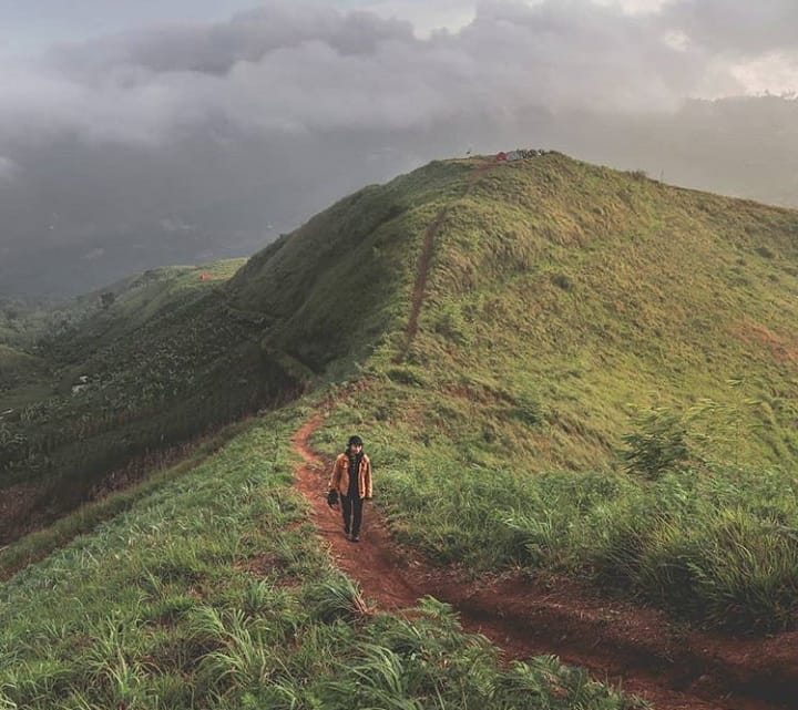 Bukit Teletubbies via IG @yourbandung, 1. Taman Sejarah Bandung, 2. Taman Balai Kota, 3. Taman Vanda, 4. Taman Jomblo (Taman Pasupati), 5. Taman Fotografi, 6. Jalan Braga dan Asia Afrika, 7. Taman Musik Centrum, 8. Gedung Sate, 9. Pet Park, 10. Taman Film, 11. Bukit Teletubbies, 12. Taman Hutan Babakan Siliwangi, 13. Kampung Cibunut, 14. Taman Cemara ala Bukit Jamur Rancabolang, 15. Tebing Gunung Hawu, 16. Sanghyang Tikoro, 17. Goa Purba ala Sanghyang Poek, 18. Hutan Pinus Rahong, 19. Alun-alun Bandung, 20. Puncak Ciumbuleuit, 21. Taman Lansia, 22. Masjid Pusdai, 23. Taman Superhero, 24. Cikapundung Riverspot