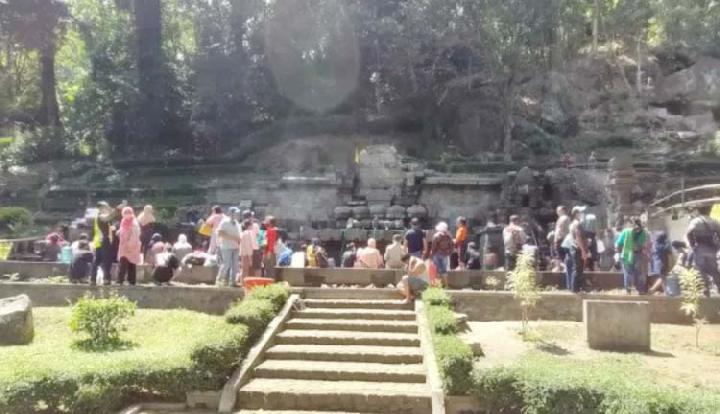 Candi Jolotundo Mojokerto via Antaranews, 1. Air Terjun Pacet Mojokerto, 2. Candi Jolotundo Mojokerto, 3. Petirtaan Jolotundo Mojokerto, 4. Joglo Park Mojokerto, 5. Waterland Mojokerto, 6. Wisata Pacet Mini Park, 7. Pemandian Air Panas Pacet Mojokerto, 8. Wisata Trawas Mojokerto, 9. Gunung Penanggungan, 10. Hutan Pinus Jubel Mojokerto