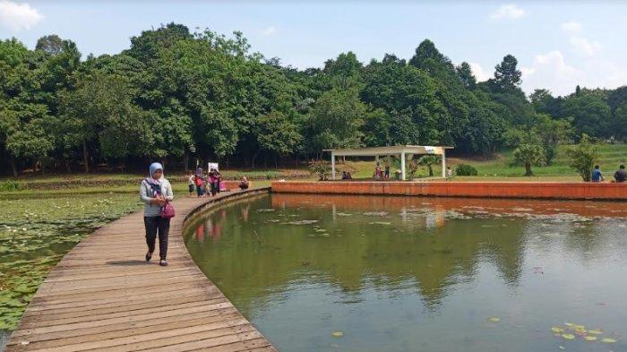 Danau Dora, 1. Pura Parahyangan Jagatkarta, Bogor, 2. Taman Bunga Nusantara, 3. Curug Cilember, Bogor, 4. Danau Dora, Bogor, 5. Curug Hordeng, Bogor, 6. Pasar Ah Poong, Sentul Bogor, 7. Curug Cibaliung, Bogor, 8. Goa Agung Garunggang, 9. Rumah Pohon dan Jembatan Kayu Gantung Curug Ciherang Jonggol , 10. Little Venice Kota Bunga Puncak , 11. Penangkaran Rusa Giri Jaya Cariu , 12. The Jungle Water Adventure , 13. Curug Bidadari Sentul Paradise Park , 14. Taman Sakura Kebun Raya Cibodas , 15. Warso Farm, Bogor , 16. Rafting Sungai Cisadane , 17. Jungleland Adventure Theme Park , 18. Fly Indonesia Paragliding , 19. Gunung Pancar, Bogor , 20. Taman Safari Indonesia , 21. Taman Wisata Mekarsari, Bogor , 22. The High Land Park Resort (Mongolian Camp Bogor) , 23. Kampung Budaya Sindangbarang , 24. Taman Wisata Matahari di Bogor , 25. Bukit Alesano, Bogor , 26. Bika Bogor Talubi