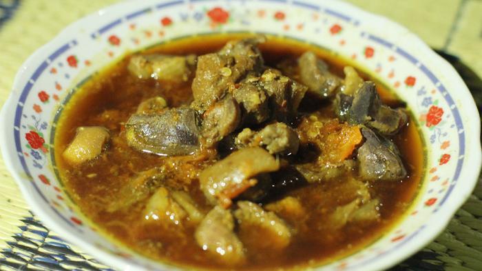 Enthok Slenget via Tribunnews, 1. Gudeg , 2. Krecek, 3. Bakpia Pathok, 4. Yangko, 5. Oseng Mercon, 6. Cilok Gajahan, 7. Cenil Jogja , 8. Geplak , 9. Coklat Monggo , 10. Bakmi Jogja , 11. Gatot Gunung Kidul , 12. Walang atau Belalang Goreng, 13. Nasi Tiwul, 14. Sego Abang Jirak , 15. Sayur Lombok Ijo , 16. Bakmi Pentil , 17. Peyek Tumpuk , 18. Mie Des , 19. Kue Adrem , 20. Sate Klatak , 21. Wedang Uwuh, 22. Wedang Ronde, 23. Nasi Kucing, 24. Mangut Lele, 25. Kopi Jos, 26. Ingkung Ayam, 27. Mie Lethek, 28. Soto Bathok, 29. Kipo, 30. Soto Lenthok, 31. Brongkos, 32. Geblek, 33. Sate Petir, 34. Tengkleng Gajah, 35. Kicak, 36. Sate Kere, 37. Kripik Belut, 38. Enthok Slenget, 39. Sego Pliket, 40. Sego Godhog, 41. Sambel Welut