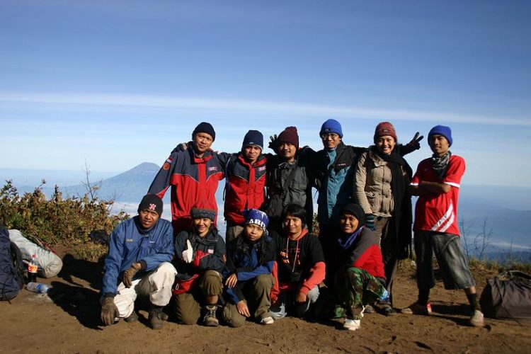 Foto di Puncak Merbabu, Basecamp Pendakian Gunung Merbabu, Pos Pertama, Pos Kedua, Pos Ketiga, Pos Keempat, Pos Kelima, Estimasi Total Waktu Pendakian