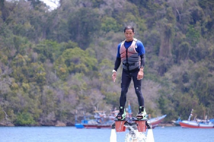Flyboarding via Instagram @pasirputihwatersport, Sejarah Singkat, Mengenal Wisata Pantai Pasir Putih, Lokasi Wisata Pantai Pasir Putih, Harga Tiket Masuk, Rute Perjalanan Menuju Wisata Pantai, Fasilitas Pasir Putih Situbondo, Daya Tarik Wisata Pantai Pasir Putih Situbondo, Aktivitas Seru di Wisata Bahari Pasir Putih Situbondo, Hotel di Pantai Pasir Putih Situbondo, Tips Wisata