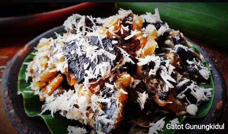 Gatot Gunung Kidul, 1. Gudeg , 2. Krecek, 3. Bakpia Pathok, 4. Yangko, 5. Oseng Mercon, 6. Cilok Gajahan, 7. Cenil Jogja , 8. Geplak , 9. Coklat Monggo , 10. Bakmi Jogja , 11. Gatot Gunung Kidul , 12. Walang atau Belalang Goreng, 13. Nasi Tiwul, 14. Sego Abang Jirak , 15. Sayur Lombok Ijo , 16. Bakmi Pentil , 17. Peyek Tumpuk , 18. Mie Des , 19. Kue Adrem , 20. Sate Klatak , 21. Wedang Uwuh, 22. Wedang Ronde, 23. Nasi Kucing, 24. Mangut Lele, 25. Kopi Jos, 26. Ingkung Ayam, 27. Mie Lethek, 28. Soto Bathok, 29. Kipo, 30. Soto Lenthok, 31. Brongkos, 32. Geblek, 33. Sate Petir, 34. Tengkleng Gajah, 35. Kicak, 36. Sate Kere, 37. Kripik Belut, 38. Enthok Slenget, 39. Sego Pliket, 40. Sego Godhog, 41. Sambel Welut