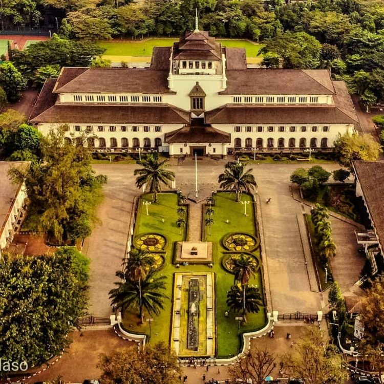Gedung Sate via IG @pilotdroneindonesia, 1. Taman Sejarah Bandung, 2. Taman Balai Kota, 3. Taman Vanda, 4. Taman Jomblo (Taman Pasupati), 5. Taman Fotografi, 6. Jalan Braga dan Asia Afrika, 7. Taman Musik Centrum, 8. Gedung Sate, 9. Pet Park, 10. Taman Film, 11. Bukit Teletubbies, 12. Taman Hutan Babakan Siliwangi, 13. Kampung Cibunut, 14. Taman Cemara ala Bukit Jamur Rancabolang, 15. Tebing Gunung Hawu, 16. Sanghyang Tikoro, 17. Goa Purba ala Sanghyang Poek, 18. Hutan Pinus Rahong, 19. Alun-alun Bandung, 20. Puncak Ciumbuleuit, 21. Taman Lansia, 22. Masjid Pusdai, 23. Taman Superhero, 24. Cikapundung Riverspot