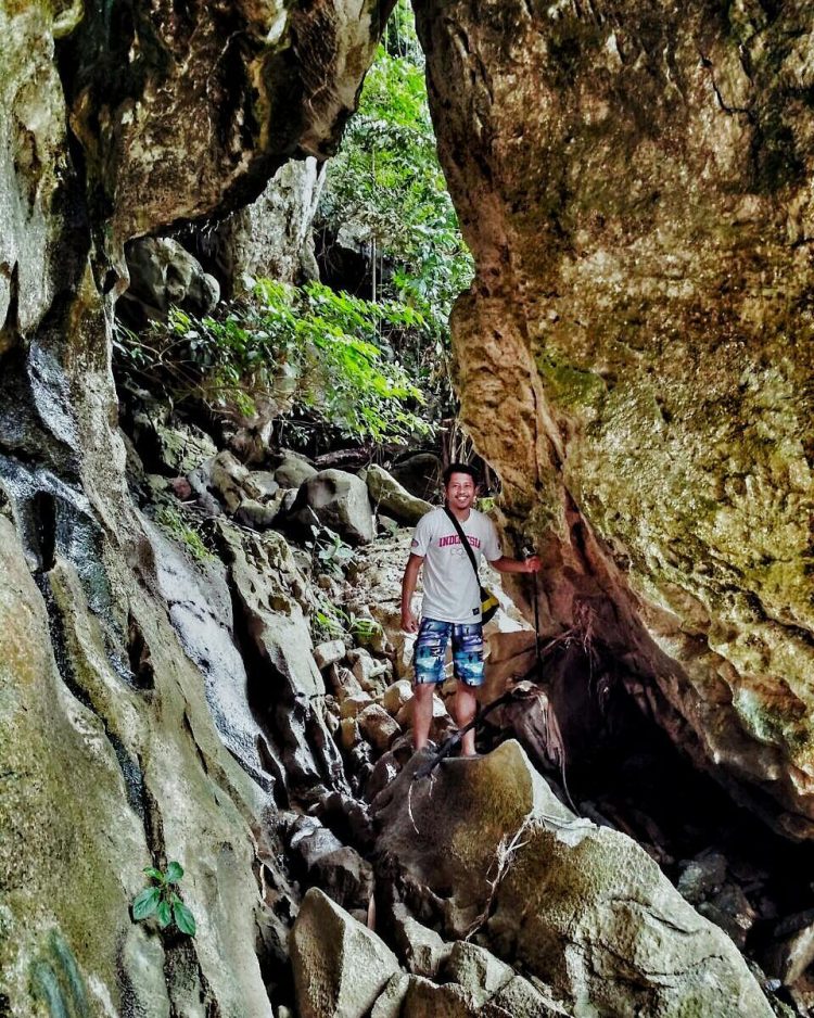 Goa Purba ala Sanghyang Poek via Ig @harley.strarkey, 1. Taman Sejarah Bandung, 2. Taman Balai Kota, 3. Taman Vanda, 4. Taman Jomblo (Taman Pasupati), 5. Taman Fotografi, 6. Jalan Braga dan Asia Afrika, 7. Taman Musik Centrum, 8. Gedung Sate, 9. Pet Park, 10. Taman Film, 11. Bukit Teletubbies, 12. Taman Hutan Babakan Siliwangi, 13. Kampung Cibunut, 14. Taman Cemara ala Bukit Jamur Rancabolang, 15. Tebing Gunung Hawu, 16. Sanghyang Tikoro, 17. Goa Purba ala Sanghyang Poek, 18. Hutan Pinus Rahong, 19. Alun-alun Bandung, 20. Puncak Ciumbuleuit, 21. Taman Lansia, 22. Masjid Pusdai, 23. Taman Superhero, 24. Cikapundung Riverspot