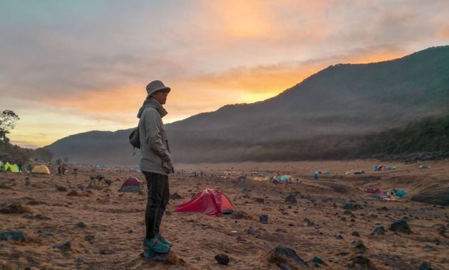 Gunung Gede via IG @sanandreas7, 1. Gunung Salak cocok untuk pendaki pemula, 2. Garut juga punya gunung epic nih, Gunung Guntur namanya, 3. Gunung Malabar dengan kabut tipisnya yang sungguh meluluhkan hati, 4. Gunung Patuha dengan pesona kawah putihnya, 5. Mengenal lebih dekat hutan mati di Gunung Papandayan, 6. Asah skill mendaki kamu di Gunung Cikuray, 7. Mengintip hutan hujan tropis di Gunung Gede, 8. Menikmati keindahan lembah Mandalawangi di Gunung Pangrango, 9. Menyapa gunung Ciremai: gunung tertinggi di Jawa Barat, 10. Gunung Galunggung, 11. Gunung Tampomas, 12. Gunung Tangkuban Parahu, 13. Gunung Tilu, 14. Gunung Wayang, 15. Gunung Bongkok, 16. Gunung Bukit Tunggul, 17. Gunung Burangrang, 18. Gunung Kancana, 19. Gunung Manglayang, 20. Gunung Munara, 21. Gunung Sanggabuana, 22. Gunung Cakrabuana, 23. Gunung Subang, 24. Gunung Talaga Bodas, 25. Gunung Masigit, 26. Gunung Windu, 27. Gunung Halimun
