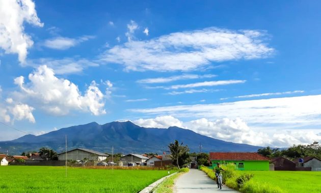 Gunung Malabar via IG @ab_bun, 1. Gunung Salak cocok untuk pendaki pemula, 2. Garut juga punya gunung epic nih, Gunung Guntur namanya, 3. Gunung Malabar dengan kabut tipisnya yang sungguh meluluhkan hati, 4. Gunung Patuha dengan pesona kawah putihnya, 5. Mengenal lebih dekat hutan mati di Gunung Papandayan, 6. Asah skill mendaki kamu di Gunung Cikuray, 7. Mengintip hutan hujan tropis di Gunung Gede, 8. Menikmati keindahan lembah Mandalawangi di Gunung Pangrango, 9. Menyapa gunung Ciremai: gunung tertinggi di Jawa Barat, 10. Gunung Galunggung, 11. Gunung Tampomas, 12. Gunung Tangkuban Parahu, 13. Gunung Tilu, 14. Gunung Wayang, 15. Gunung Bongkok, 16. Gunung Bukit Tunggul, 17. Gunung Burangrang, 18. Gunung Kancana, 19. Gunung Manglayang, 20. Gunung Munara, 21. Gunung Sanggabuana, 22. Gunung Cakrabuana, 23. Gunung Subang, 24. Gunung Talaga Bodas, 25. Gunung Masigit, 26. Gunung Windu, 27. Gunung Halimun