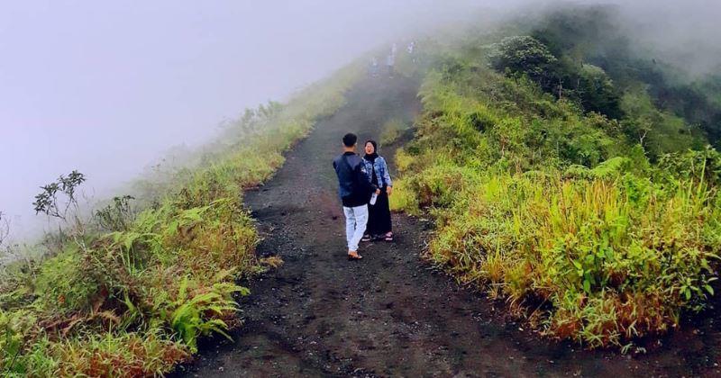 Gunung galunggung, 1. Gunung Salak, 2. Gunung Papandayan, 3. Gunung Gede, 4. Gunung Pangrango, 5. Gunung Ciremai, 6. Gunung Guntur, 7. Gunung Malabar, 8. Gunung Cikuray, 9. Gunung Patuha, 10. Gunung Burangrang, 11. Gunung Galunggung, 12. Gunung Puntang – Gunung Terindah di Jawa Barat