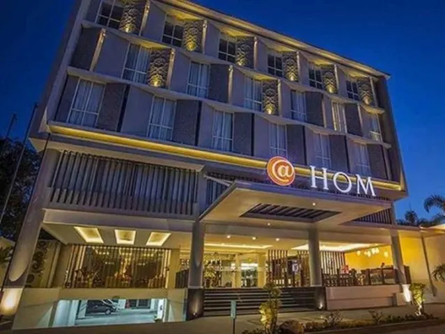 Hotel @HOM Platinum Gowongan, 1. Hotel Mataram 1, 2. Hotel Airy Malioboro Sosrowijayan, 3. Gloria Amanda Hotel, 4. Istana Batik Ratna Hotel, 5. Sofyan Inn Hotel Unisi Yogyakarta, 6. Hotel 1001 Malam, 7. Hotel Neo Malioboro, 8. Hotel @HOM Platinum Gowongan, 9. Sakanti Malioboro Hotel, 10. Aura Hotel, 11. RedDoorz Near Malioboro Mall, 12. The Cabin, 13. Monica Hotel, 14. Hotel Berlian, 15. Hasian, 16. POP! Hotel, 17. Violet Hotel, 18. Bladok Hotel, 19. Garden Hotel, 20. Nueve Hotel, 21. Hotel Amallia, 22. Hotel Kristina, 23. Hotel Atalie