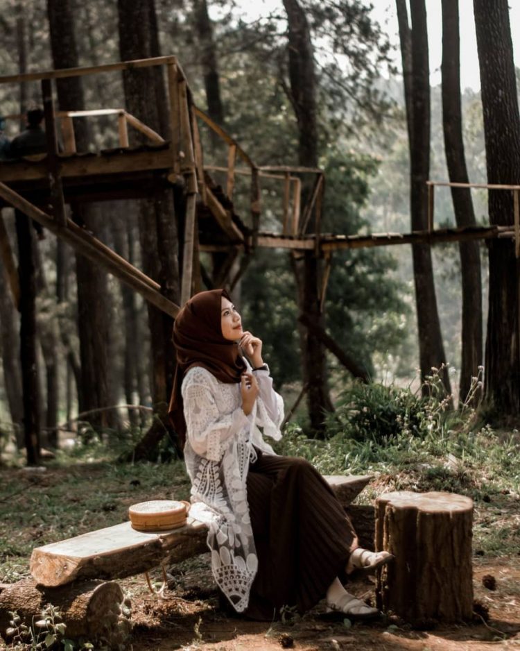 Hutan Pinus Rahong via IG @hertdevi, 1. Taman Sejarah Bandung, 2. Taman Balai Kota, 3. Taman Vanda, 4. Taman Jomblo (Taman Pasupati), 5. Taman Fotografi, 6. Jalan Braga dan Asia Afrika, 7. Taman Musik Centrum, 8. Gedung Sate, 9. Pet Park, 10. Taman Film, 11. Bukit Teletubbies, 12. Taman Hutan Babakan Siliwangi, 13. Kampung Cibunut, 14. Taman Cemara ala Bukit Jamur Rancabolang, 15. Tebing Gunung Hawu, 16. Sanghyang Tikoro, 17. Goa Purba ala Sanghyang Poek, 18. Hutan Pinus Rahong, 19. Alun-alun Bandung, 20. Puncak Ciumbuleuit, 21. Taman Lansia, 22. Masjid Pusdai, 23. Taman Superhero, 24. Cikapundung Riverspot