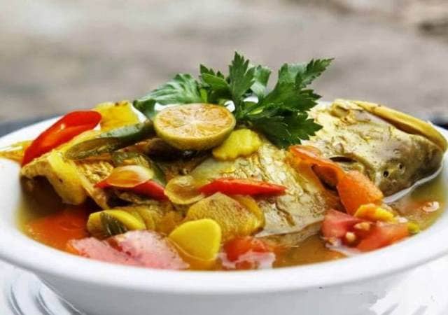 Ikan Kuah Pala Banda via Kuyindonesia.blogspotcoid, 1. Gohu Ikan , 2. Ikan Kuah Pala Banda , 3. Ikan Komu Asar , 4. Papeda Khas Maluku , 5. Nasi Jaha , 6. Sagu Woku Komo-Komo , 7. Sambal Colo-colo , 8. Bubur Sagu Ubi , 9. Nasi Lapola , 10. Kohu-Kohu , 11. Gatang Kenari, 12. Kasbi Komplet, 13. Acar Kuning, 14. Kue Asida, 15. Kue Bagea, 16. Halua Kenari, 17. Lapis Palaro, 18. Sagu Lempeng, 19. Bubur Ne, 20. Sagu Gula, 21. Kopi Sibu-Sibu