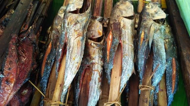 Ikan Komu Asar via Catatanmanda, 1. Gohu Ikan , 2. Ikan Kuah Pala Banda , 3. Ikan Komu Asar , 4. Papeda Khas Maluku , 5. Nasi Jaha , 6. Sagu Woku Komo-Komo , 7. Sambal Colo-colo , 8. Bubur Sagu Ubi , 9. Nasi Lapola , 10. Kohu-Kohu , 11. Gatang Kenari, 12. Kasbi Komplet, 13. Acar Kuning, 14. Kue Asida, 15. Kue Bagea, 16. Halua Kenari, 17. Lapis Palaro, 18. Sagu Lempeng, 19. Bubur Ne, 20. Sagu Gula, 21. Kopi Sibu-Sibu
