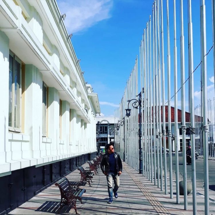 Jalan Braga dan Asia Afrika via IG @aldy.lesmana.5074, 1. Taman Sejarah Bandung, 2. Taman Balai Kota, 3. Taman Vanda, 4. Taman Jomblo (Taman Pasupati), 5. Taman Fotografi, 6. Jalan Braga dan Asia Afrika, 7. Taman Musik Centrum, 8. Gedung Sate, 9. Pet Park, 10. Taman Film, 11. Bukit Teletubbies, 12. Taman Hutan Babakan Siliwangi, 13. Kampung Cibunut, 14. Taman Cemara ala Bukit Jamur Rancabolang, 15. Tebing Gunung Hawu, 16. Sanghyang Tikoro, 17. Goa Purba ala Sanghyang Poek, 18. Hutan Pinus Rahong, 19. Alun-alun Bandung, 20. Puncak Ciumbuleuit, 21. Taman Lansia, 22. Masjid Pusdai, 23. Taman Superhero, 24. Cikapundung Riverspot