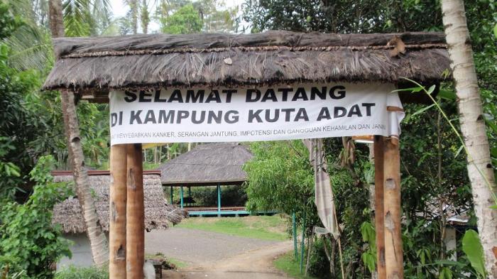 Kampung Kuta Ciamis via Tribunnews, 1. Green Canyon, 2. Pantai Karang Nini, 3. Curug Tujuh Cibolang, 4. Wisata Sungai Citumang, 5. Ciung Wanara, 6. Mega Wisata Icakan, 7. Kampung Kuta Ciamis, 8. Masjid Agung Ciamis, 9. Situ Lengkong Panjalu, 10. Pantai Pangandaran