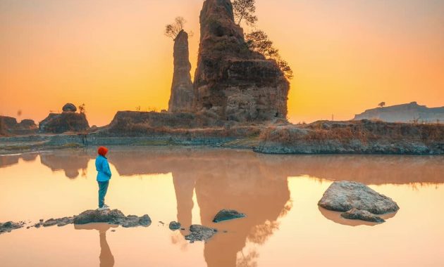 Keindahan Sunset di Brown Canyon Semarang via IG @atika_muth, 1. Candi Gedong Songo, 2. Lawang Sewu , 3. Masjid Agung Jawa Tengah , 4. Pagoda Buddhagaya Watugong , 5. Umbul Sidomukti, 6. Sam Poo Kong, 7. Tugu Muda Semarang , 8. Masjid Kauman Semarang , 9. Semarang Contemporary Art Gallery, 10. Taman Srigunting , 11. Old City 3D Art Museum , 12. Puri Maerokoco, 13. Setiya Aji Flower Farm, 14. Wisata Gunung Kelir, 15. Hutan Pinus Kayon , 16. Goa Kreo dan Waduk Jatibarang , 17. Pantai Marina, 18. Taman Rekreasi Wonderia , 19. Bantir Hills, 20. Bukit Rong , 21. Museum Kereta Api Ambarawa , 22. La Kana White Chapel , 23. Bukit VW Semarang , 24. The Hills , 25. Kampoeng Wisata Taman Lele , 26. Wisata Eling Bening , 27. Taman Tabanas, 28. Benteng Pendem Ambarawa, 29. Curug Lawe , 30. Kota Lama , 31. Pantai Tirang , 32. Air Terjun Kali Pancur , 33. Banjir Kanal Barat , 34. Kebun Binatang Semarang , 35. Taman Wisata Tinjomoyo, 36. Water Blaster Bukit Candi Golf , 37. Simpang Lima Semarang , 38. Brown Canyon , 39. Rawa Pening  , 40. Kampung Wisata Rawa , 41. Goa Tirta Mulya 