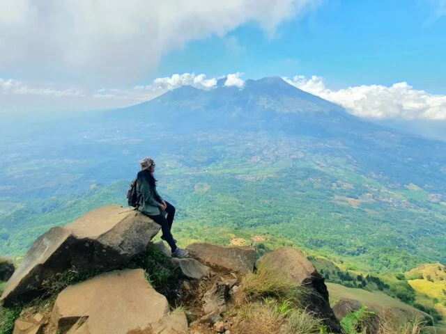 Keindahan bentang alam gunung penanggungan foto by Google Maps Agnesia Walandouw, 1. Air Terjun Pacet Mojokerto, 2. Candi Jolotundo Mojokerto, 3. Petirtaan Jolotundo Mojokerto, 4. Joglo Park Mojokerto, 5. Waterland Mojokerto, 6. Wisata Pacet Mini Park, 7. Pemandian Air Panas Pacet Mojokerto, 8. Wisata Trawas Mojokerto, 9. Gunung Penanggungan, 10. Hutan Pinus Jubel Mojokerto