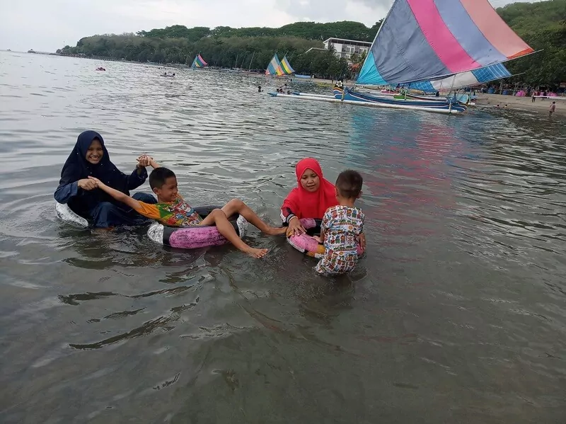 Keseruan Bermain Air Di Pantai Pasir Putih Situbondo. GoogleMaps, Sejarah Singkat, Mengenal Wisata Pantai Pasir Putih, Lokasi Wisata Pantai Pasir Putih, Harga Tiket Masuk, Rute Perjalanan Menuju Wisata Pantai, Fasilitas Pasir Putih Situbondo, Daya Tarik Wisata Pantai Pasir Putih Situbondo, Aktivitas Seru di Wisata Bahari Pasir Putih Situbondo, Hotel di Pantai Pasir Putih Situbondo, Tips Wisata