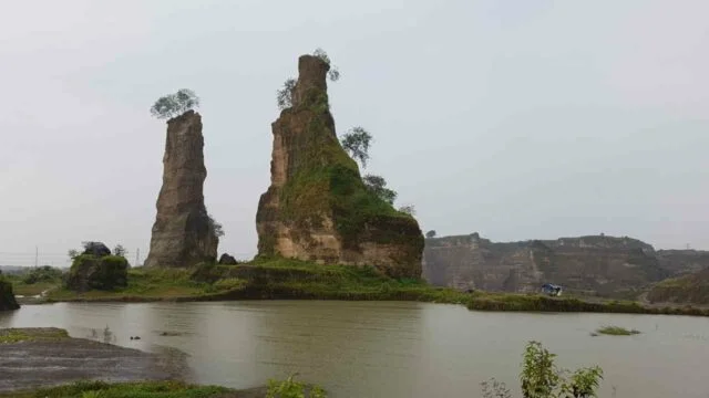 Kolam di sekitar Brown Canyon Akibat genangan air hujan Foyo by Google Maps Indrek Aimre, Sekilas Tentang Brown Canyon Semarang, Lokasi dan Rute Menuju Brown Canyon Semarang, Tiket Masuk, Jam Buka Brown Canyon Semarang & Waktu Terbaik, Alternatif Wisata Alam di Semarang, Tips Berkunjung ke Brown Canyon