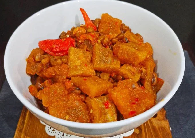 Krecek, 1. Gudeg , 2. Krecek, 3. Bakpia Pathok, 4. Yangko, 5. Oseng Mercon, 6. Cilok Gajahan, 7. Cenil Jogja , 8. Geplak , 9. Coklat Monggo , 10. Bakmi Jogja , 11. Gatot Gunung Kidul , 12. Walang atau Belalang Goreng, 13. Nasi Tiwul, 14. Sego Abang Jirak , 15. Sayur Lombok Ijo , 16. Bakmi Pentil , 17. Peyek Tumpuk , 18. Mie Des , 19. Kue Adrem , 20. Sate Klatak , 21. Wedang Uwuh, 22. Wedang Ronde, 23. Nasi Kucing, 24. Mangut Lele, 25. Kopi Jos, 26. Ingkung Ayam, 27. Mie Lethek, 28. Soto Bathok, 29. Kipo, 30. Soto Lenthok, 31. Brongkos, 32. Geblek, 33. Sate Petir, 34. Tengkleng Gajah, 35. Kicak, 36. Sate Kere, 37. Kripik Belut, 38. Enthok Slenget, 39. Sego Pliket, 40. Sego Godhog, 41. Sambel Welut