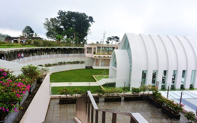 La Kana White Chapel vai Nasirul Sitam, 1. Candi Gedong Songo, 2. Lawang Sewu , 3. Masjid Agung Jawa Tengah , 4. Pagoda Buddhagaya Watugong , 5. Umbul Sidomukti, 6. Sam Poo Kong, 7. Tugu Muda Semarang , 8. Masjid Kauman Semarang , 9. Semarang Contemporary Art Gallery, 10. Taman Srigunting , 11. Old City 3D Art Museum , 12. Puri Maerokoco, 13. Setiya Aji Flower Farm, 14. Wisata Gunung Kelir, 15. Hutan Pinus Kayon , 16. Goa Kreo dan Waduk Jatibarang , 17. Pantai Marina, 18. Taman Rekreasi Wonderia , 19. Bantir Hills, 20. Bukit Rong , 21. Museum Kereta Api Ambarawa , 22. La Kana White Chapel , 23. Bukit VW Semarang , 24. The Hills , 25. Kampoeng Wisata Taman Lele , 26. Wisata Eling Bening , 27. Taman Tabanas, 28. Benteng Pendem Ambarawa, 29. Curug Lawe , 30. Kota Lama , 31. Pantai Tirang , 32. Air Terjun Kali Pancur , 33. Banjir Kanal Barat , 34. Kebun Binatang Semarang , 35. Taman Wisata Tinjomoyo, 36. Water Blaster Bukit Candi Golf , 37. Simpang Lima Semarang , 38. Brown Canyon , 39. Rawa Pening  , 40. Kampung Wisata Rawa , 41. Goa Tirta Mulya 