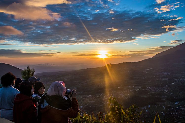 Matahari terbit dilihat dari puncak Gunung Andong. (10 03 2019)(Kompas.com Anggara Wikan Prasetya), Kenapa Mendaki Gunung Andong, Gunung Andong Menawarkan Pemandangan Indah, Lokasi Bascamp, Perjalanan Menuju Puncak