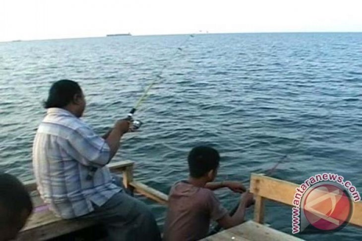 Memancing via Antaranews, Sejarah Singkat, Mengenal Wisata Pantai Pasir Putih, Lokasi Wisata Pantai Pasir Putih, Harga Tiket Masuk, Rute Perjalanan Menuju Wisata Pantai, Fasilitas Pasir Putih Situbondo, Daya Tarik Wisata Pantai Pasir Putih Situbondo, Aktivitas Seru di Wisata Bahari Pasir Putih Situbondo, Hotel di Pantai Pasir Putih Situbondo, Tips Wisata