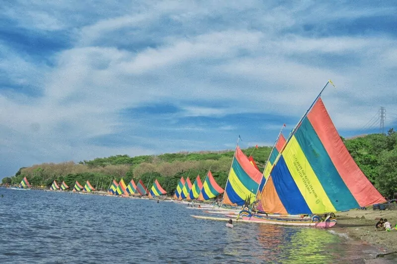 Menyewa Perahu Layar, Sejarah Singkat, Mengenal Wisata Pantai Pasir Putih, Lokasi Wisata Pantai Pasir Putih, Harga Tiket Masuk, Rute Perjalanan Menuju Wisata Pantai, Fasilitas Pasir Putih Situbondo, Daya Tarik Wisata Pantai Pasir Putih Situbondo, Aktivitas Seru di Wisata Bahari Pasir Putih Situbondo, Hotel di Pantai Pasir Putih Situbondo, Tips Wisata