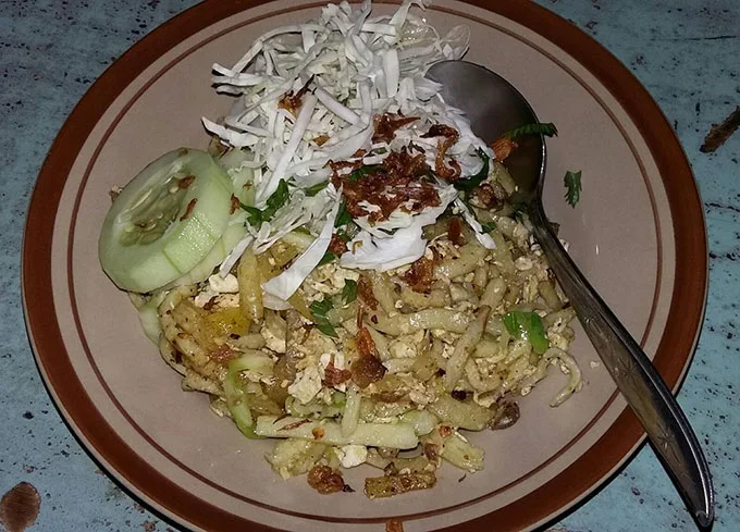 Mie Des , 1. Gudeg , 2. Krecek, 3. Bakpia Pathok, 4. Yangko, 5. Oseng Mercon, 6. Cilok Gajahan, 7. Cenil Jogja , 8. Geplak , 9. Coklat Monggo , 10. Bakmi Jogja , 11. Gatot Gunung Kidul , 12. Walang atau Belalang Goreng, 13. Nasi Tiwul, 14. Sego Abang Jirak , 15. Sayur Lombok Ijo , 16. Bakmi Pentil , 17. Peyek Tumpuk , 18. Mie Des , 19. Kue Adrem , 20. Sate Klatak , 21. Wedang Uwuh, 22. Wedang Ronde, 23. Nasi Kucing, 24. Mangut Lele, 25. Kopi Jos, 26. Ingkung Ayam, 27. Mie Lethek, 28. Soto Bathok, 29. Kipo, 30. Soto Lenthok, 31. Brongkos, 32. Geblek, 33. Sate Petir, 34. Tengkleng Gajah, 35. Kicak, 36. Sate Kere, 37. Kripik Belut, 38. Enthok Slenget, 39. Sego Pliket, 40. Sego Godhog, 41. Sambel Welut