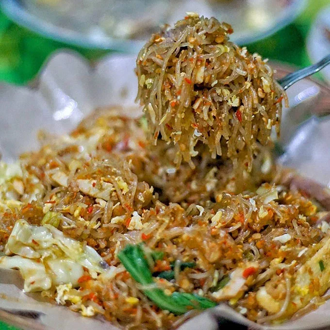 Mie Lethek, 1. Gudeg , 2. Krecek, 3. Bakpia Pathok, 4. Yangko, 5. Oseng Mercon, 6. Cilok Gajahan, 7. Cenil Jogja , 8. Geplak , 9. Coklat Monggo , 10. Bakmi Jogja , 11. Gatot Gunung Kidul , 12. Walang atau Belalang Goreng, 13. Nasi Tiwul, 14. Sego Abang Jirak , 15. Sayur Lombok Ijo , 16. Bakmi Pentil , 17. Peyek Tumpuk , 18. Mie Des , 19. Kue Adrem , 20. Sate Klatak , 21. Wedang Uwuh, 22. Wedang Ronde, 23. Nasi Kucing, 24. Mangut Lele, 25. Kopi Jos, 26. Ingkung Ayam, 27. Mie Lethek, 28. Soto Bathok, 29. Kipo, 30. Soto Lenthok, 31. Brongkos, 32. Geblek, 33. Sate Petir, 34. Tengkleng Gajah, 35. Kicak, 36. Sate Kere, 37. Kripik Belut, 38. Enthok Slenget, 39. Sego Pliket, 40. Sego Godhog, 41. Sambel Welut