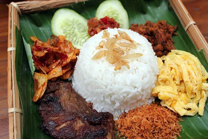 Nasi Kucing, 1. Gudeg , 2. Krecek, 3. Bakpia Pathok, 4. Yangko, 5. Oseng Mercon, 6. Cilok Gajahan, 7. Cenil Jogja , 8. Geplak , 9. Coklat Monggo , 10. Bakmi Jogja , 11. Gatot Gunung Kidul , 12. Walang atau Belalang Goreng, 13. Nasi Tiwul, 14. Sego Abang Jirak , 15. Sayur Lombok Ijo , 16. Bakmi Pentil , 17. Peyek Tumpuk , 18. Mie Des , 19. Kue Adrem , 20. Sate Klatak , 21. Wedang Uwuh, 22. Wedang Ronde, 23. Nasi Kucing, 24. Mangut Lele, 25. Kopi Jos, 26. Ingkung Ayam, 27. Mie Lethek, 28. Soto Bathok, 29. Kipo, 30. Soto Lenthok, 31. Brongkos, 32. Geblek, 33. Sate Petir, 34. Tengkleng Gajah, 35. Kicak, 36. Sate Kere, 37. Kripik Belut, 38. Enthok Slenget, 39. Sego Pliket, 40. Sego Godhog, 41. Sambel Welut