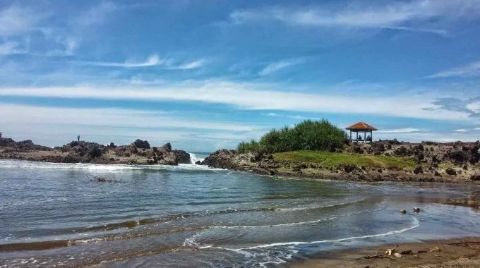 1. Pantai Pananjung, 2. Pantai Lembah Putri, 3. Pantai Pangandaran, 4. Pantai Karang Nini, 5. Pantai Batu Hiu, 6. Pantai Karapyak, 7. Pantai Cijayana, 8. Pantai Citepus, 9. Pantai Sayangheulang, 10. Pantai Tirtamaya, 11. Pantai Santolo, 12. Pantai Pelabuhan Ratu, 13. Pantai Pondok Bali, 14. Pantai Ujung Genteng, 15. Pantai Cicalobak, 16. Pantai Pasir Putih, 17. Pantai Cirewang, 18. Pantai Patimban, 19. Pantai Karang Hawu, 20. Pantai Rancabuaya, 21. Pantai Batukaras, 22. Pantai Cijeruk, 23. Pantai Madasari, 24. Pantai Karang Tawulan, 25. Pantai Sindangkerta