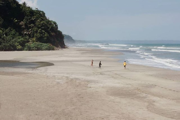 Pantai Lembah Putri, 1. Pantai Pananjung, 2. Pantai Lembah Putri, 3. Pantai Pangandaran, 4. Pantai Karang Nini, 5. Pantai Batu Hiu, 6. Pantai Karapyak, 7. Pantai Cijayana, 8. Pantai Citepus, 9. Pantai Sayangheulang, 10. Pantai Tirtamaya, 11. Pantai Santolo, 12. Pantai Pelabuhan Ratu, 13. Pantai Pondok Bali, 14. Pantai Ujung Genteng, 15. Pantai Cicalobak, 16. Pantai Pasir Putih, 17. Pantai Cirewang, 18. Pantai Patimban, 19. Pantai Karang Hawu, 20. Pantai Rancabuaya, 21. Pantai Batukaras, 22. Pantai Cijeruk, 23. Pantai Madasari, 24. Pantai Karang Tawulan, 25. Pantai Sindangkerta
