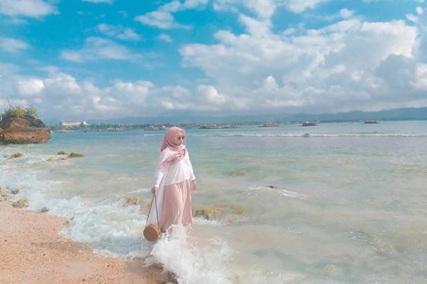Pantai Pasir Putih, 1. Pantai Pananjung, 2. Pantai Lembah Putri, 3. Pantai Pangandaran, 4. Pantai Karang Nini, 5. Pantai Batu Hiu, 6. Pantai Karapyak, 7. Pantai Cijayana, 8. Pantai Citepus, 9. Pantai Sayangheulang, 10. Pantai Tirtamaya, 11. Pantai Santolo, 12. Pantai Pelabuhan Ratu, 13. Pantai Pondok Bali, 14. Pantai Ujung Genteng, 15. Pantai Cicalobak, 16. Pantai Pasir Putih, 17. Pantai Cirewang, 18. Pantai Patimban, 19. Pantai Karang Hawu, 20. Pantai Rancabuaya, 21. Pantai Batukaras, 22. Pantai Cijeruk, 23. Pantai Madasari, 24. Pantai Karang Tawulan, 25. Pantai Sindangkerta