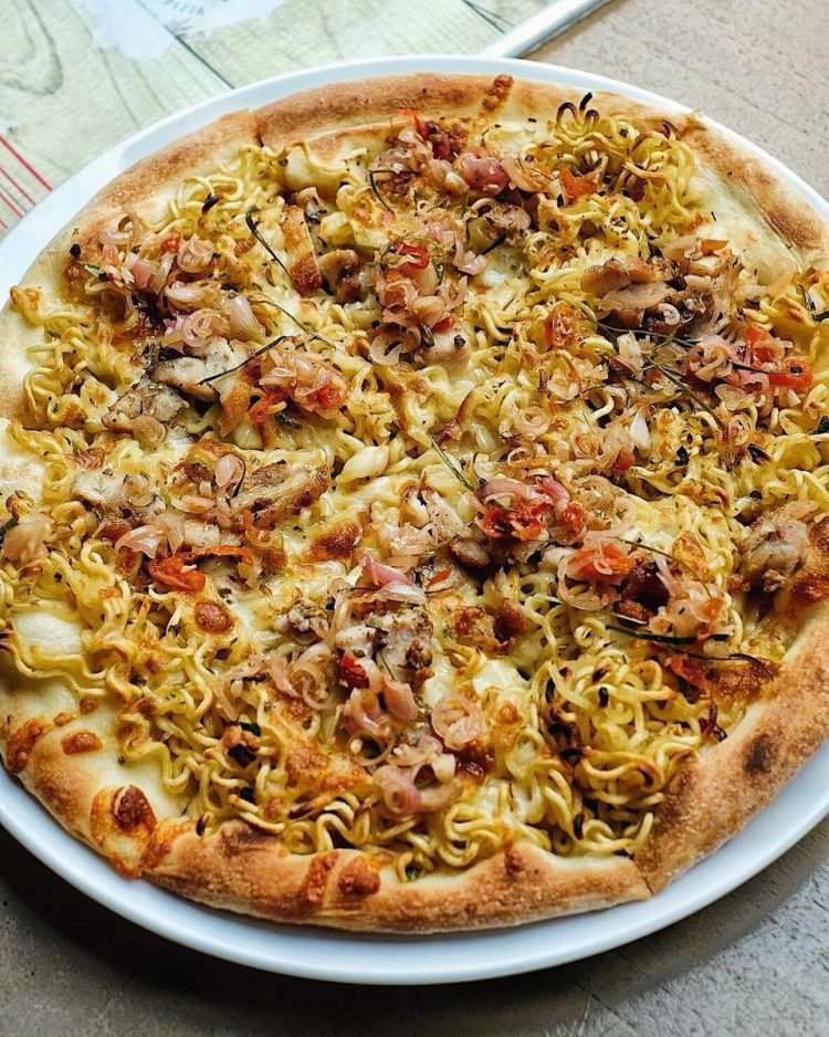 Popolamama via IG @jktfoodbang, 1. Pizza Hut, 2. Domino’s Pizza, 3. Panties Pizza, 4. Pezzo Pizza, 5. Pizza Grand Lucky, 6. Pizza Prank (Tutup Permanen), 7. Classic Pizza Cone (Tutup), 8. Mamma Rosy, 9. Pizza Place, 10. Pizza é Birra Sports Bar, 11. Pizza Marzano, 12. Caffé milano, 13. Sliced Pizzeria, 14. Pizzeria Cavalese, 15. Trattoria, 16. Pizza Maru, 17. Toscana, 18. Casadina Kitchen &amp; Bakery, 19. Ocha &amp; Bella, 20. Le Quartier, 21. Pizza Barboni, 22. Henk’s Pizza, 23. Odysseia, 24. Popolamama, 25. Will’s Restaurant &amp; Bar