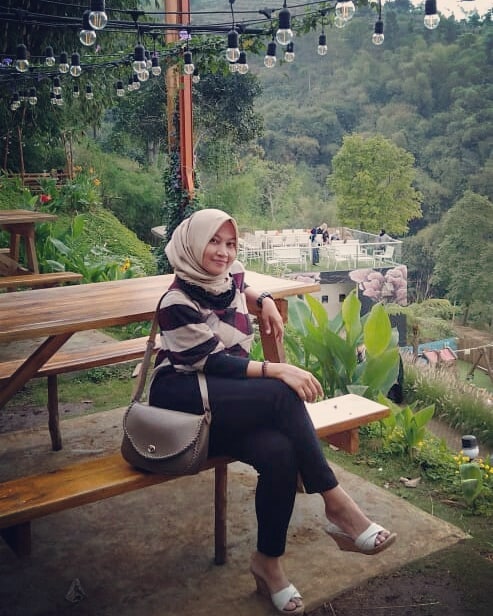 Puncak Ciumbuleuit via IG @iranurulfitri, 1. Taman Sejarah Bandung, 2. Taman Balai Kota, 3. Taman Vanda, 4. Taman Jomblo (Taman Pasupati), 5. Taman Fotografi, 6. Jalan Braga dan Asia Afrika, 7. Taman Musik Centrum, 8. Gedung Sate, 9. Pet Park, 10. Taman Film, 11. Bukit Teletubbies, 12. Taman Hutan Babakan Siliwangi, 13. Kampung Cibunut, 14. Taman Cemara ala Bukit Jamur Rancabolang, 15. Tebing Gunung Hawu, 16. Sanghyang Tikoro, 17. Goa Purba ala Sanghyang Poek, 18. Hutan Pinus Rahong, 19. Alun-alun Bandung, 20. Puncak Ciumbuleuit, 21. Taman Lansia, 22. Masjid Pusdai, 23. Taman Superhero, 24. Cikapundung Riverspot