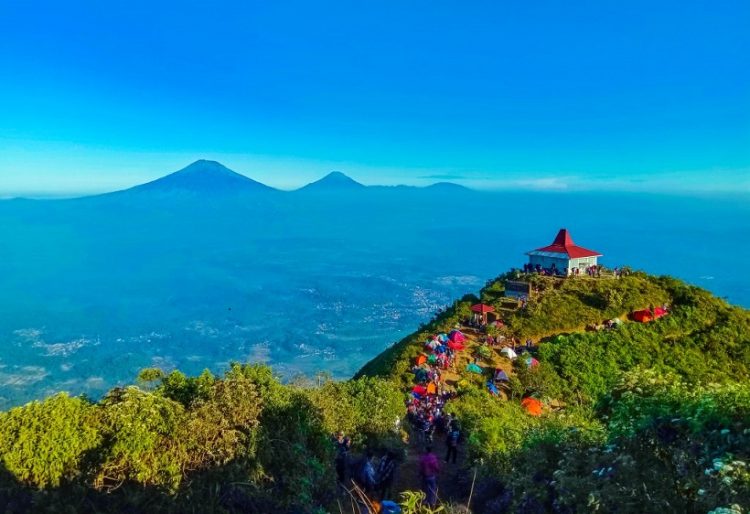 Puncak Makam dengan latar Gunung Sindoro, Sumbing, dan Prau, Lokasi Gunung Andong, Gunung Andong, Fasilitas di Gunung Andong Magelang, Jalur Pendakian Gunung Andong, Daya Tarik Gunung Andong, Penginapan
