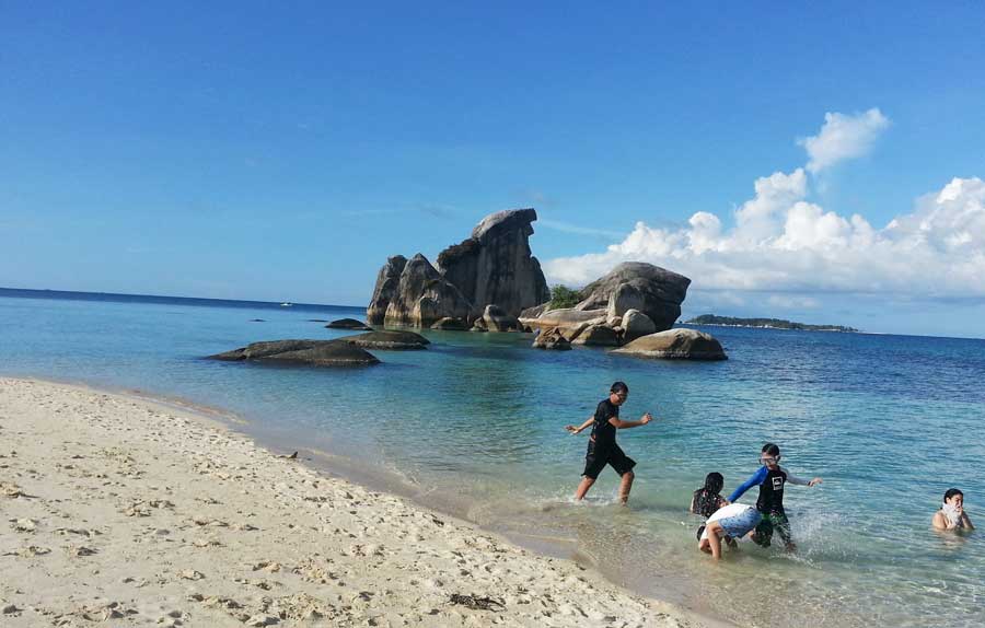 Pulau Dua atau Pulau Burung via Bantenprov, 1. Pantai Anyer, 2. Pantai Carita, 3. Pantai Karang Bolong, 4. Pantai Kelapa Tujuh, 5. Pantai Lontar, 6. Pantai Tanjung Lesung, 7. Bukit Teletubbies Cilegon, 8. Gunung Batu Lawang, 9. Curug Sawer Banten, 10. Pulau Dua atau Pulau Burung, 11. Rumah Hutan Serang