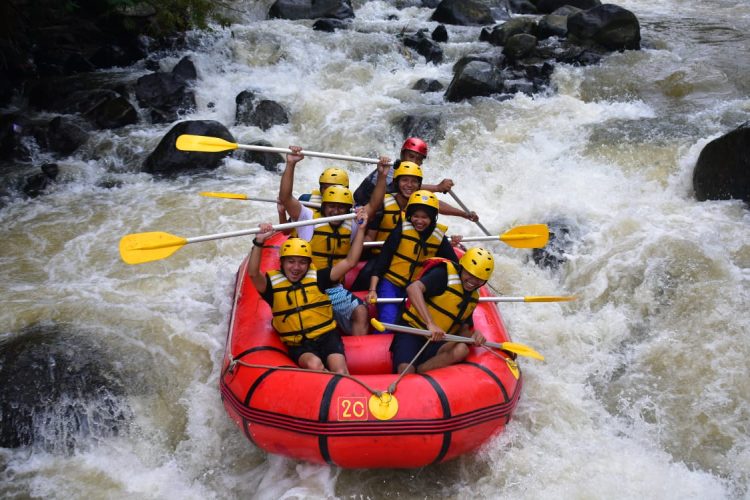 Rafting Sungai Cisadane  via Sentul City, 1. Goa Agung Garunggang, 2. Taman Sakura, 3. Curug Cigamea, 4. Curug Leuwi Hejo, 5. Curug Ciburial, 6. Curug Leuwi Lieuk, 7. Taman Safari, 8. Bukit Alesano, 9. Taman Wisata Matahari, 10. Sungai Cisadane, 11. Air Panas Tirta Sanita Ciseeng, 12. Warso Farm, 13. Taman Bunga Nusantara, 14. The Highland Park Resort