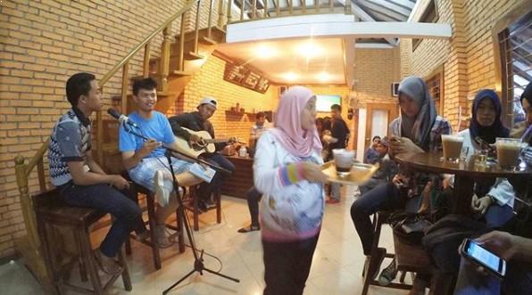 Read Cafe Karawang via IG @readcafe_krw