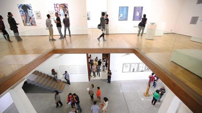 Semarang Contemporary Art Gallery via Tribunnewswiki, 1. Candi Gedong Songo, 2. Lawang Sewu , 3. Masjid Agung Jawa Tengah , 4. Pagoda Buddhagaya Watugong , 5. Umbul Sidomukti, 6. Sam Poo Kong, 7. Tugu Muda Semarang , 8. Masjid Kauman Semarang , 9. Semarang Contemporary Art Gallery, 10. Taman Srigunting , 11. Old City 3D Art Museum , 12. Puri Maerokoco, 13. Setiya Aji Flower Farm, 14. Wisata Gunung Kelir, 15. Hutan Pinus Kayon , 16. Goa Kreo dan Waduk Jatibarang , 17. Pantai Marina, 18. Taman Rekreasi Wonderia , 19. Bantir Hills, 20. Bukit Rong , 21. Museum Kereta Api Ambarawa , 22. La Kana White Chapel , 23. Bukit VW Semarang , 24. The Hills , 25. Kampoeng Wisata Taman Lele , 26. Wisata Eling Bening , 27. Taman Tabanas, 28. Benteng Pendem Ambarawa, 29. Curug Lawe , 30. Kota Lama , 31. Pantai Tirang , 32. Air Terjun Kali Pancur , 33. Banjir Kanal Barat , 34. Kebun Binatang Semarang , 35. Taman Wisata Tinjomoyo, 36. Water Blaster Bukit Candi Golf , 37. Simpang Lima Semarang , 38. Brown Canyon , 39. Rawa Pening  , 40. Kampung Wisata Rawa , 41. Goa Tirta Mulya 