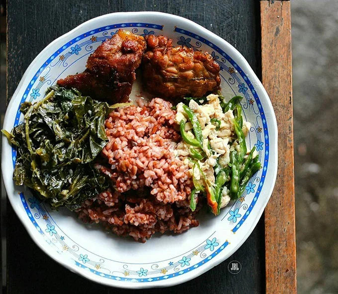 Sego Abang Jirak, 1. Gudeg , 2. Krecek, 3. Bakpia Pathok, 4. Yangko, 5. Oseng Mercon, 6. Cilok Gajahan, 7. Cenil Jogja , 8. Geplak , 9. Coklat Monggo , 10. Bakmi Jogja , 11. Gatot Gunung Kidul , 12. Walang atau Belalang Goreng, 13. Nasi Tiwul, 14. Sego Abang Jirak , 15. Sayur Lombok Ijo , 16. Bakmi Pentil , 17. Peyek Tumpuk , 18. Mie Des , 19. Kue Adrem , 20. Sate Klatak , 21. Wedang Uwuh, 22. Wedang Ronde, 23. Nasi Kucing, 24. Mangut Lele, 25. Kopi Jos, 26. Ingkung Ayam, 27. Mie Lethek, 28. Soto Bathok, 29. Kipo, 30. Soto Lenthok, 31. Brongkos, 32. Geblek, 33. Sate Petir, 34. Tengkleng Gajah, 35. Kicak, 36. Sate Kere, 37. Kripik Belut, 38. Enthok Slenget, 39. Sego Pliket, 40. Sego Godhog, 41. Sambel Welut
