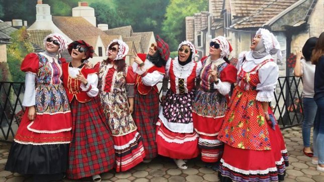 Sewa Kostum Bergaya Eropa via Rayadventure, Lokasi dan Harga Tiket Farmhouse Lembang, Rute Ke Farmhouse Lembang, Harga Tiket Masuk, Jam Operasional Farmhouse Lembang, Fasilitas Farmhouse Lembang, Objek Wisata Favorit di Farmhouse Lembang Bandung, Tips Liburan ke Farmhouse Lembang
