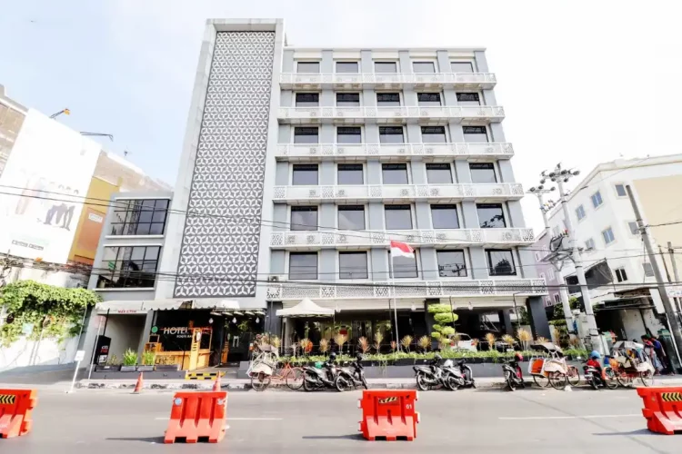 Sofyan Inn Hotel Unisi Yogyakarta, 1. Hotel Mataram 1, 2. Hotel Airy Malioboro Sosrowijayan, 3. Gloria Amanda Hotel, 4. Istana Batik Ratna Hotel, 5. Sofyan Inn Hotel Unisi Yogyakarta, 6. Hotel 1001 Malam, 7. Hotel Neo Malioboro, 8. Hotel @HOM Platinum Gowongan, 9. Sakanti Malioboro Hotel, 10. Aura Hotel, 11. RedDoorz Near Malioboro Mall, 12. The Cabin, 13. Monica Hotel, 14. Hotel Berlian, 15. Hasian, 16. POP! Hotel, 17. Violet Hotel, 18. Bladok Hotel, 19. Garden Hotel, 20. Nueve Hotel, 21. Hotel Amallia, 22. Hotel Kristina, 23. Hotel Atalie