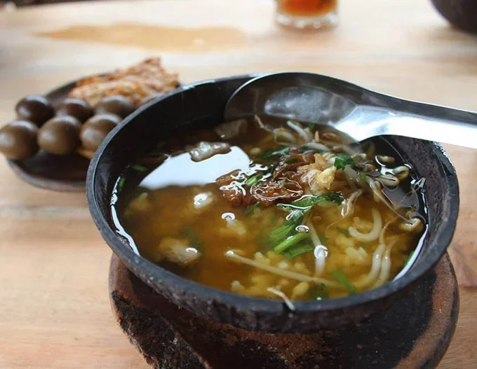 Soto Bathok, 1. Gudeg , 2. Krecek, 3. Bakpia Pathok, 4. Yangko, 5. Oseng Mercon, 6. Cilok Gajahan, 7. Cenil Jogja , 8. Geplak , 9. Coklat Monggo , 10. Bakmi Jogja , 11. Gatot Gunung Kidul , 12. Walang atau Belalang Goreng, 13. Nasi Tiwul, 14. Sego Abang Jirak , 15. Sayur Lombok Ijo , 16. Bakmi Pentil , 17. Peyek Tumpuk , 18. Mie Des , 19. Kue Adrem , 20. Sate Klatak , 21. Wedang Uwuh, 22. Wedang Ronde, 23. Nasi Kucing, 24. Mangut Lele, 25. Kopi Jos, 26. Ingkung Ayam, 27. Mie Lethek, 28. Soto Bathok, 29. Kipo, 30. Soto Lenthok, 31. Brongkos, 32. Geblek, 33. Sate Petir, 34. Tengkleng Gajah, 35. Kicak, 36. Sate Kere, 37. Kripik Belut, 38. Enthok Slenget, 39. Sego Pliket, 40. Sego Godhog, 41. Sambel Welut