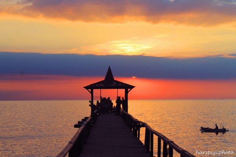 Suasana sunset di Pantai Pasir Putih Situbondo via Harypujiphoto, Sejarah Singkat, Mengenal Wisata Pantai Pasir Putih, Lokasi Wisata Pantai Pasir Putih, Harga Tiket Masuk, Rute Perjalanan Menuju Wisata Pantai, Fasilitas Pasir Putih Situbondo, Daya Tarik Wisata Pantai Pasir Putih Situbondo, Aktivitas Seru di Wisata Bahari Pasir Putih Situbondo, Hotel di Pantai Pasir Putih Situbondo, Tips Wisata